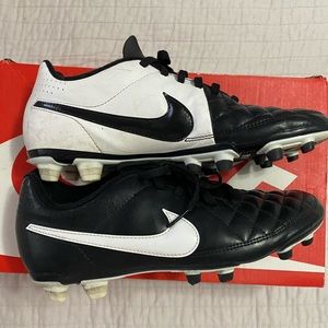 NIKE TIEMPO CLEATES